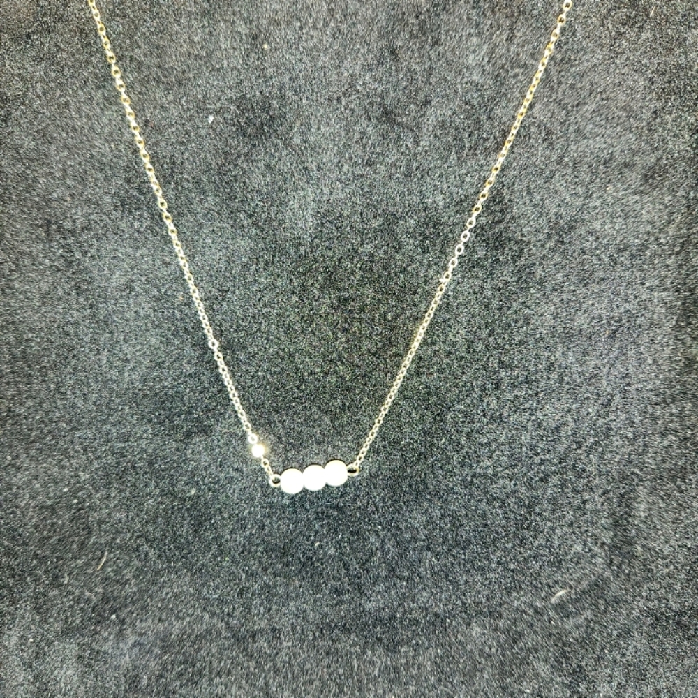 Gold 3 pearl necklace